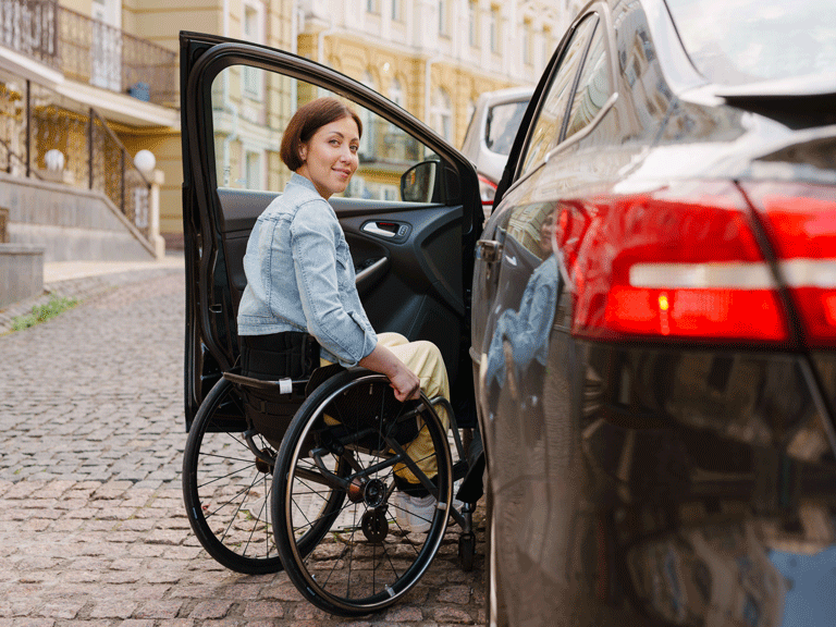Rollstuhlfahrerin steigt in ihr von Indicar umgebautes Auto ein | Mercedes Benz E Klasse